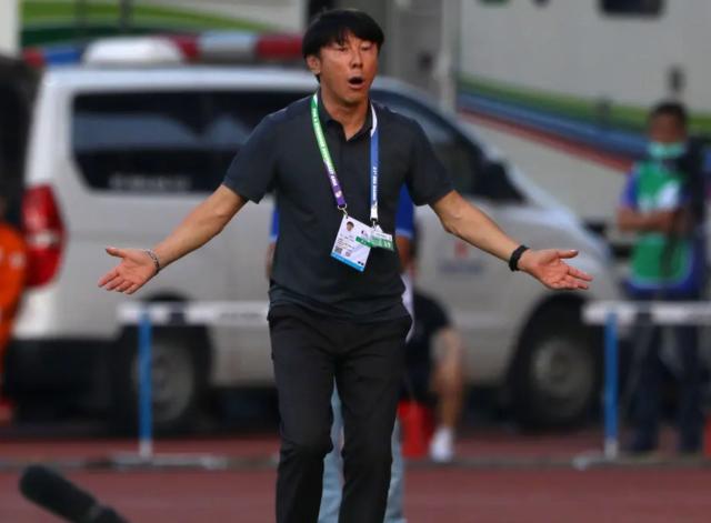 4-申台龙难逃下课命运，被认为欠缺沟通、战术不足.png